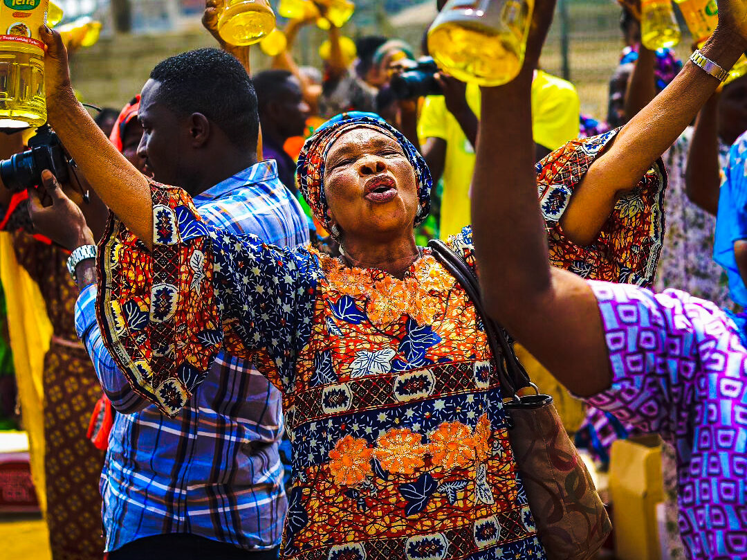 Though food banks spread around Lagos could solve some problems, the residents aren’t down with the idea because they think it is demeaning to have to line up for a meal. [Instagram - lagosfoodbank]